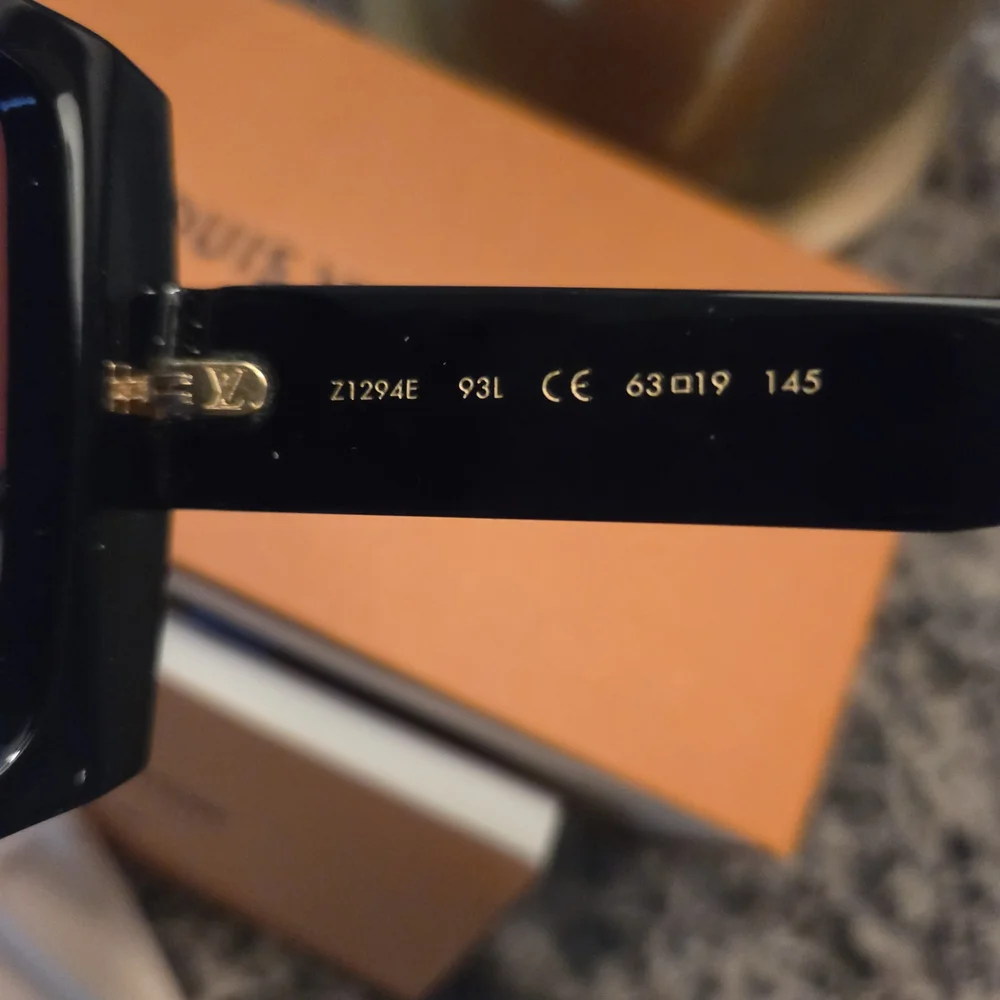 Louis Vuitton Elegant Black Sunglasses - Picture 6 of 6